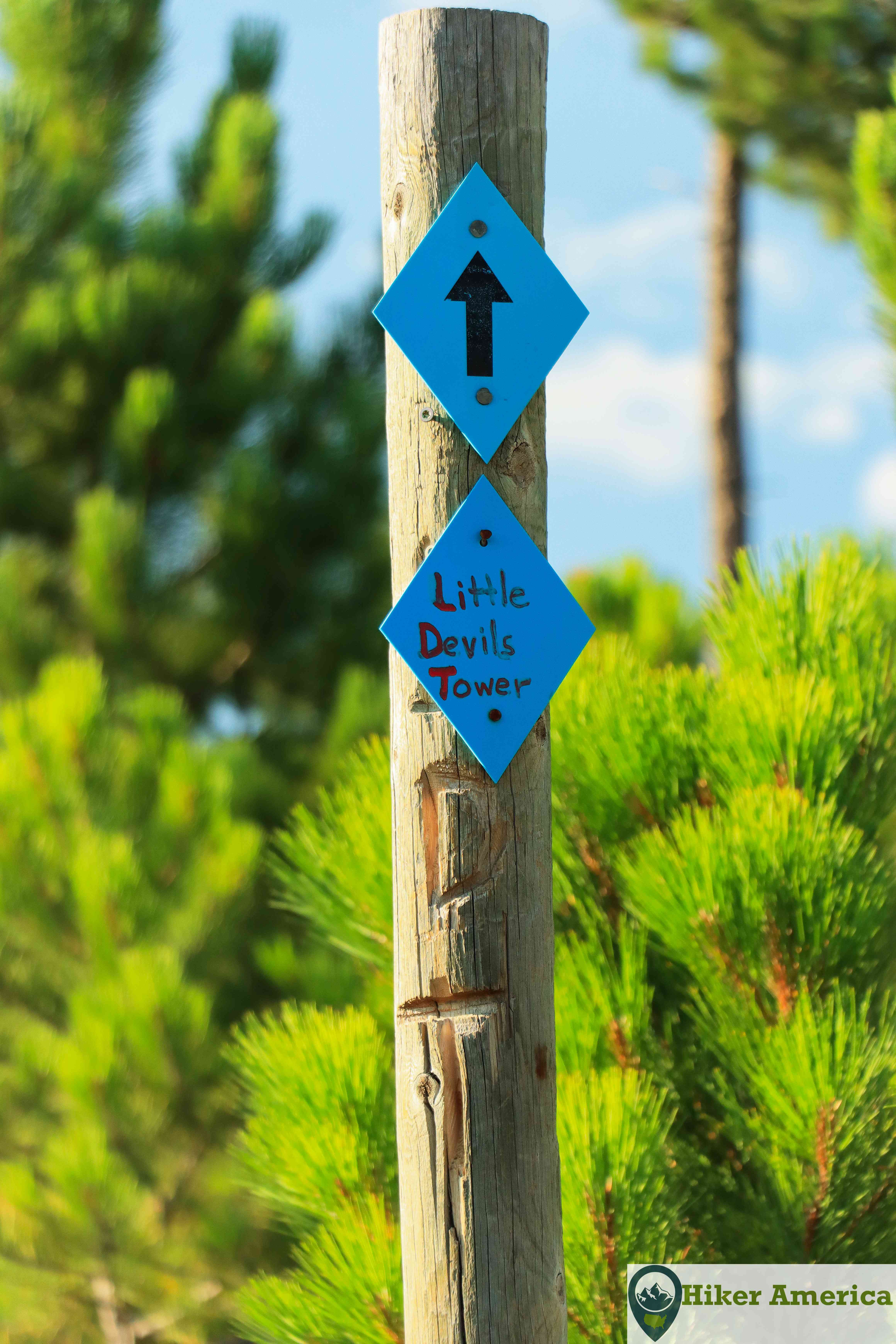 A sign for the spur to Little Devils Tower.
